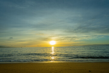 淡路島の日の出の海の風景