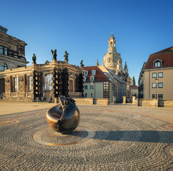 Blick von der Brühlschen Terrasse durch die Münzgasse auf die Frauenkirche bei Sonnenaufgang