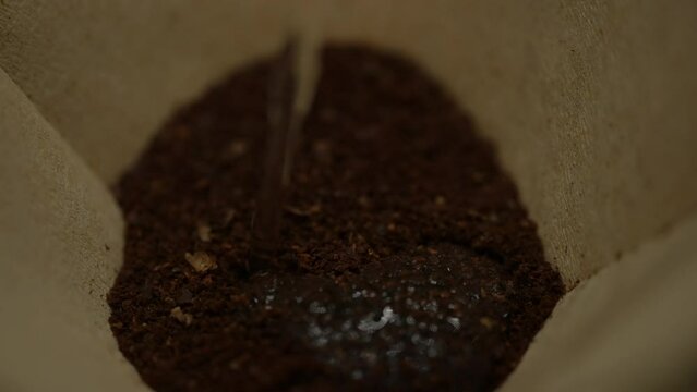 引き立てコーヒー豆のハンドドリップ　お湯を注ぐ