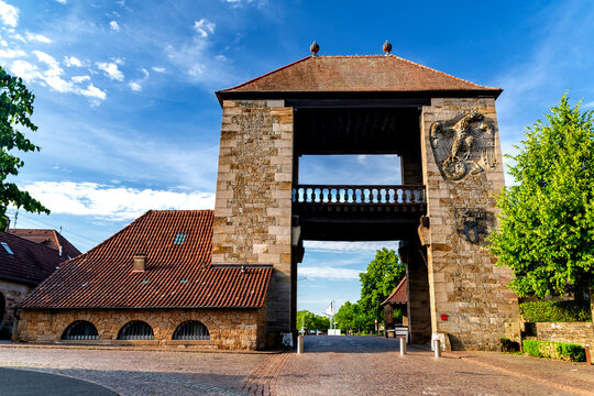 Deutsches Weintor der Deutschen Weinstra&szlig;e in der s&uuml;dpf&auml;lzischen Weinbaugemeinde Schweigen-Rechtenbach, Rheinland-Pfalz, Deutschland