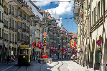Marktgasse in der Altstadt der Bundesstadt Bern mit Schützenbrunnen und Tram, Schweiz