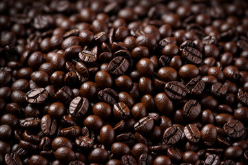 Obraz premium Dark roasted coffee beans background