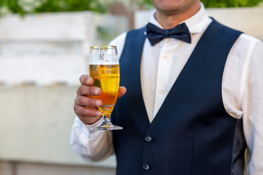 Ein Bierglas inmitten bl&uuml;hender &Auml;sthetik