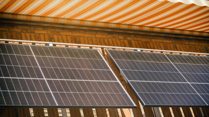 Solarzellen eines Solarpanels einer Solaranlage an Balkonkraftwerk
