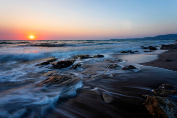 Obraz premium A seascape photographed with a long exposure technique at sunset.