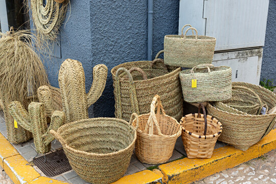 Venta de cestas de esparto y de mimbre y otros objetos decorativos.
