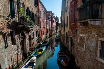 Fototapeta na wymiar Panorama di un piccolo canale di Venezia con alcune barche ormeggiate