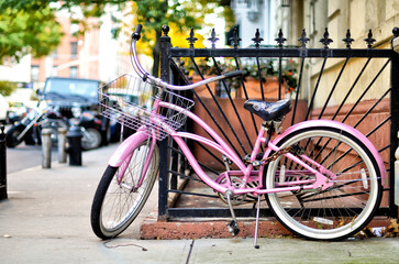 Fototapeta na wymiar Pink bicycle in New York City