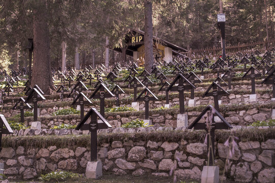 Grabkreuze auf dem Kriegerfriedhof Nasswand (Cimitero di guerra Monte Piana) nahe Toblach in Südtirol, Italien