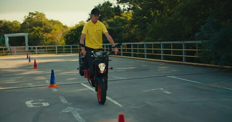 The guy in the yellow T-shirt is a professional ezdok on a moped skillfully stops abruptly using the front wheel