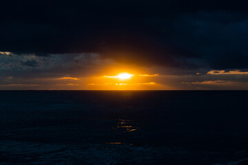 Fototapeta na wymiar Sunrise over the ocean horizon.