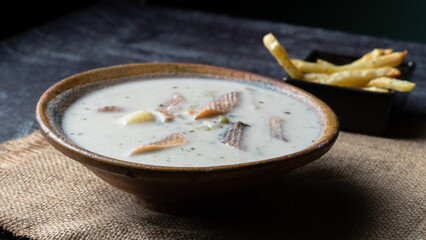 Sopa de maní, tradicional comida boliviana con patatas fritas 