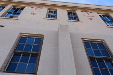 Obraz premium Looking up at an abandoned school building with broken windows, Globe, Arizona.