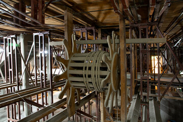 Engranajes antiguos de madera para subir escenario en un teatro de Argentina
