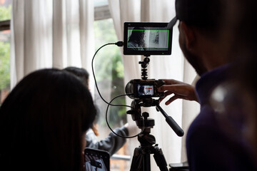 Filmador trabajando con su cámara en un trípode con monitor
