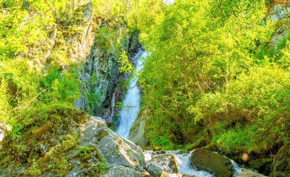 Maliy Karasu waterfall in Altai 