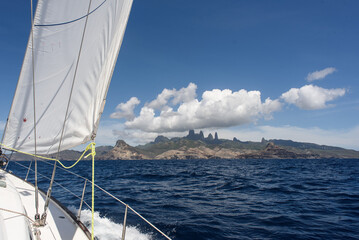 Obraz premium Sailing to Ua Po in the marquesas