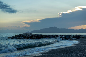 Coucher de soleil au bord de mer dans la région Ligurie en Italie