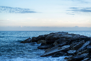 Coucher de soleil au bord de mer dans la région Ligurie en Italie