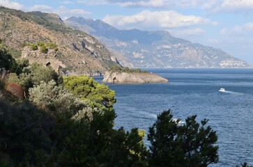 Fototapeta na wymiar Marina del Cantone - Scorcio dello Scoglio di Isca dal sentiero per Recommone