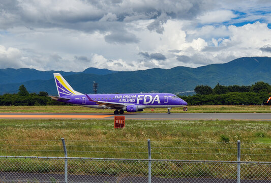 松本空港を離陸する旅客機
