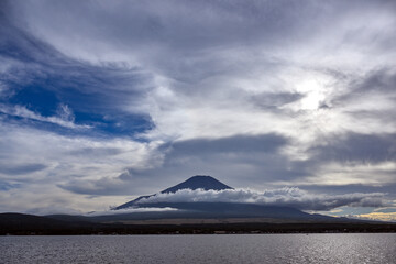 山中湖と雲が掛かった富士山