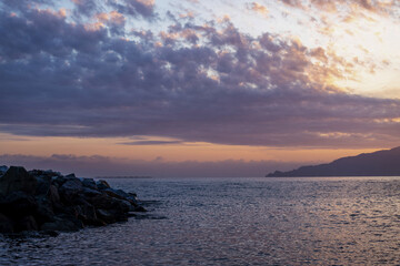 Coucher de soleil au bord de mer dans la région Ligurie en Italie