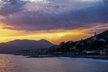 Coucher de soleil au bord de mer dans la région Ligurie en Italie