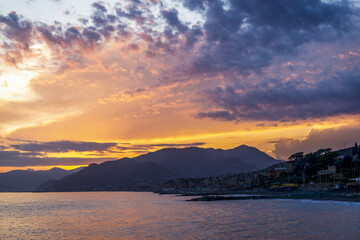 Coucher de soleil au bord de mer dans la région Ligurie en Italie