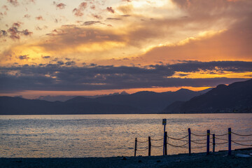 Coucher de soleil au bord de mer dans la région Ligurie en Italie
