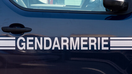 Gros plan d'un marquage "Gendarmerie" écrit en français sur le côté d'un véhicule de patrouille et d'intervention de la Gendarmerie nationale française