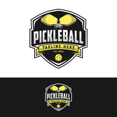 Obraz premium Pickleball logo badge emblem. Sports label vector illustration for a pickleball club