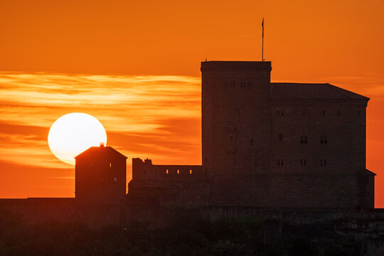 Sonnenuntergang hinter der Burg Trifels, Pf&auml;lzerwald, Annweiler, Rheinland-Pfalz, Deutschland