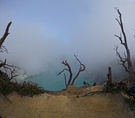 インドネシア　ジャワ島、ブロモ山　火口湖