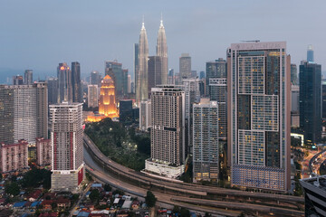 Fototapeta premium View of Kuala Lumpur and Petronas Twin Towers at blue hour, Malaysia.