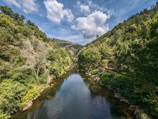 Fototapeta na wymiar Entre monte montanhas e floresta, o rio Paiva em Arouca, Portugal