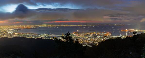 六甲山上から眺める夜明けの街、神戸・芦屋・西宮・尼崎・大阪・中央に六甲アイランドが見えます。　兵庫県神戸市にて