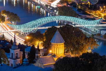 View of Zion Cathedral and Bridge of Peace at night. Tbilisi, Georgia. - obrazy, fototapety, plakaty