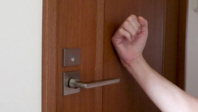 ドアをノックしてから部屋に入る