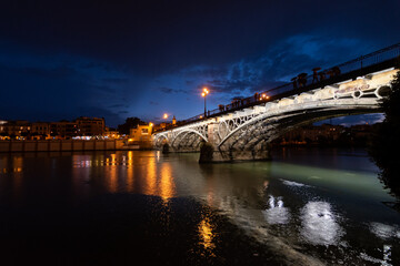 Puente de Triana iluminado, Sevilla