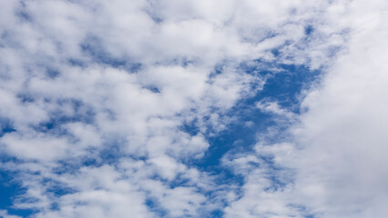 Obraz premium Clouds on the blue sky