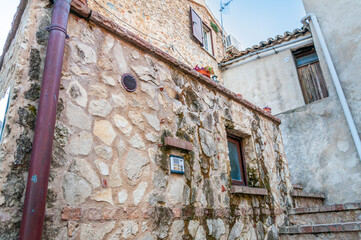 Fototapeta na wymiar Scorcio di un ingresso di case in un antico borgo calabrese