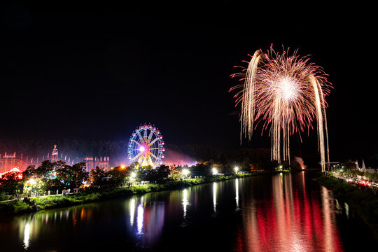 Regensburger Dult, Volksfest, mit Feuerwerk in der Nacht und bunten Lichtern in Bayern.