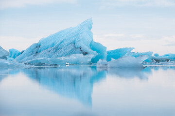 Fonte des glaces dans un lagon glacière en Islande - 645705274