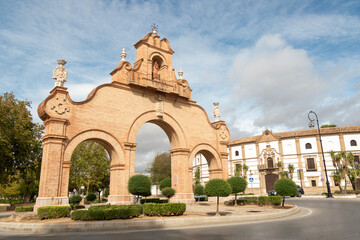 Fototapeta na wymiar Antigua puerta de la ciudad y plaza de toros