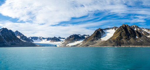 Naklejka premium Stunning jagged mountains and glaciers, Gullybukta and Gullybreen, Magdalenefjorden, Svalbard, Norway
