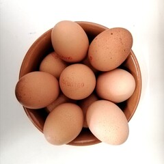 uova biologiche in ciotola di terracotta appena raccolte - il migliore ingrediente per la dieta mediterranea