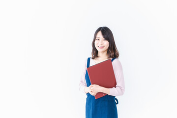 エプロンを着た家事代行の若い女性