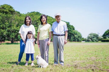 Obraz premium 公園で楽しく過ごす家族