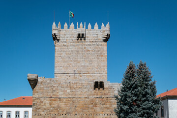 Torre de Menagem ou Castelo de Chaves com a bandeira portuguesa lá no alto em Portugal